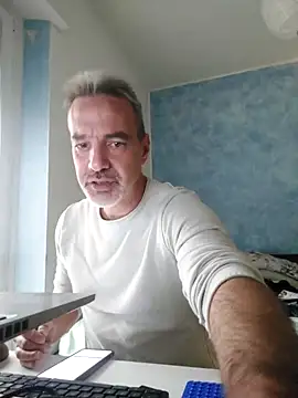 Snapshot of Marcolino183 chatting on October 22, 8:25 am Marcolino183 online show from October 22, 8:25 am