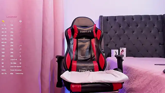 Snapshot of aronvillegas chatting on December 6, 1:55 pm aronvillegas online show from December 6, 1:55 pm