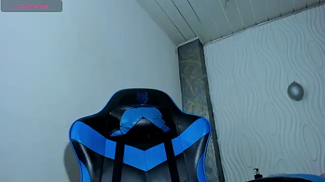 Snapshot of Catalehia_Milk chatting on December 4, 9:12 pm Catalehia Milk online show from December 4, 9:12 pm