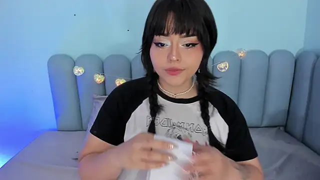 curvy rousi online show from December 20, 11:50 am