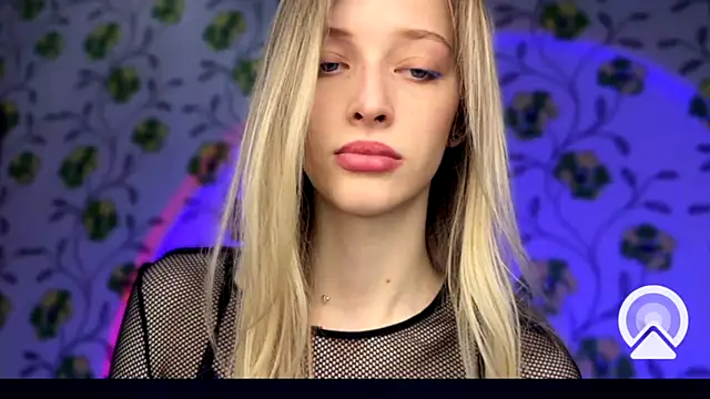 Snapshot of Evvie_Summn1 chatting on December 14, 3:39 pm Evvie Summn1 online show from December 14, 3:39 pm