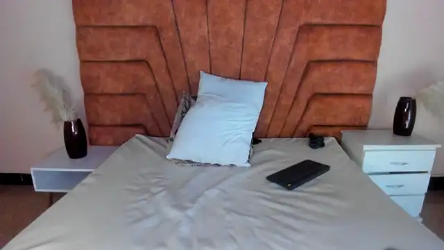 MAHIASMITH13 online show from March 10, 4:46 pm