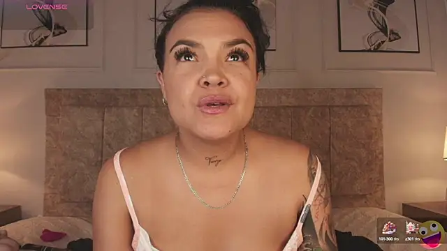 Snapshot of lyn_adamns chatting on February 10, 11:45 pm lyn adamns online show from February 10, 11:45 pm