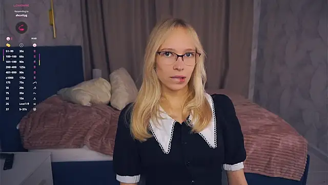 LynetBurby online show from October 11, 3:32 pm