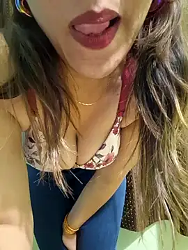 Snapshot of MIss-Naina chatting on February 6, 2:00 am MIss-Naina online show from February 6, 2:00 am