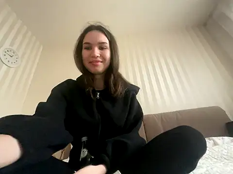 Snapshot of Roxie_Mils chatting on November 18, 9:47 am Roxie Mils online show from November 18, 9:47 am