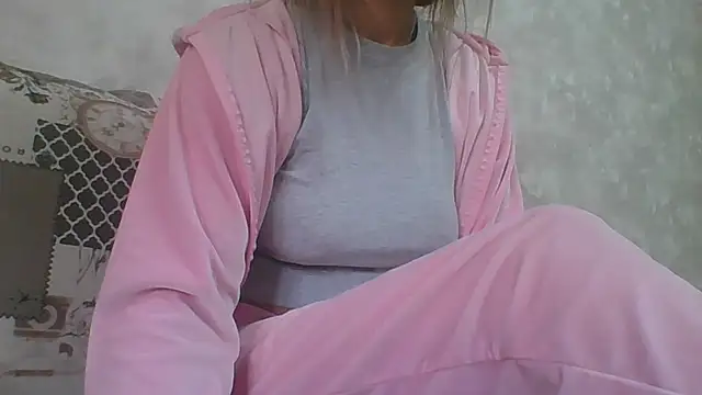 Snapshot of Emma_99 chatting on October 10, 8:57 am Emma 99 online show from October 10, 8:57 am