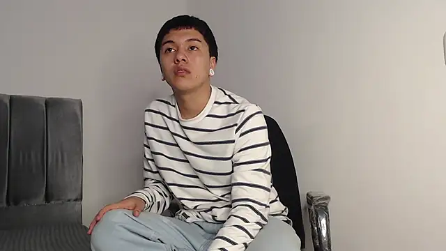 Snapshot of alex-lover chatting on November 18, 1:44 am alex-lover online show from November 18, 1:44 am