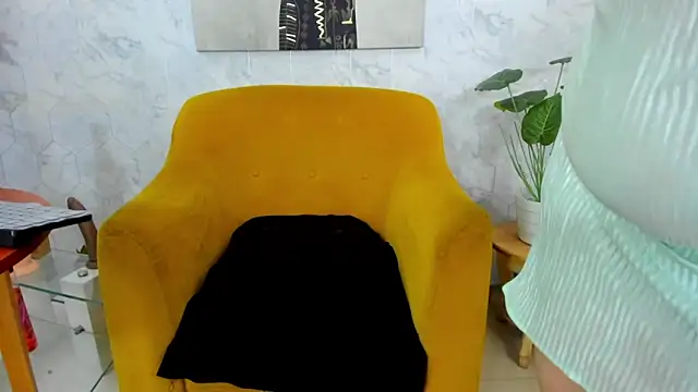 Snapshot of MirandaRossi chatting on December 27, 8:45 am MirandaRossi online show from December 27, 8:45 am