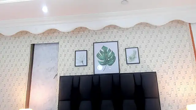 Snapshot of MirandaRossi chatting on February 4, 3:00 am MirandaRossi online show from February 4, 3:00 am