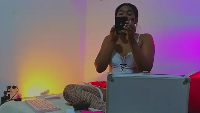 Snapshot of ChannelCox1 chatting on November 8, 7:19 am ChannelCox1 online show from November 8, 7:19 am