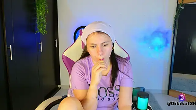 Snapshot of GilaKat chatting on November 15, 5:27 am GilaKat online show from November 15, 5:27 am