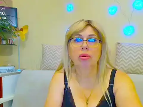 Snapshot of SusieNoreen chatting on February 19, 4:12 am SusieNoreen online show from February 19, 4:12 am
