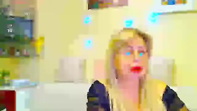 Snapshot of SusieNoreen chatting on February 22, 1:00 am SusieNoreen online show from February 22, 1:00 am