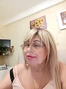 Snapshot of SusieNoreen chatting on February 23, 3:56 am SusieNoreen online show from February 23, 3:56 am