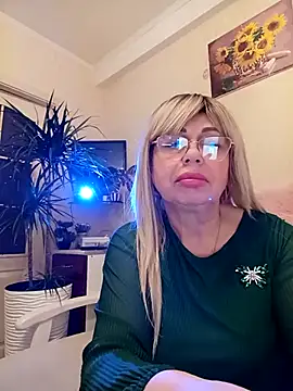 Snapshot of SusieNoreen chatting on March 3, 2:04 am SusieNoreen online show from March 3, 2:04 am