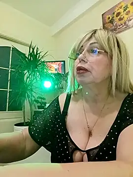 Snapshot of SusieNoreen chatting on March 5, 6:01 am SusieNoreen online show from March 5, 6:01 am