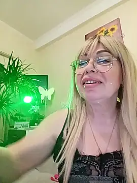 Snapshot of SusieNoreen chatting on March 11, 12:44 am SusieNoreen online show from March 11, 12:44 am