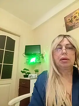 Snapshot of SusieNoreen chatting on October 10, 12:53 am SusieNoreen online show from October 10, 12:53 am