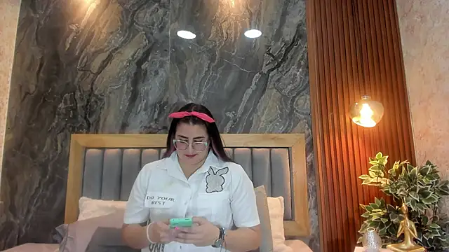 Snapshot of BellaPeers_ chatting on February 7, 11:34 am BellaPeers online show from February 7, 11:34 am