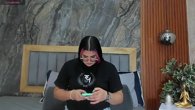 Snapshot of BellaPeers_ chatting on February 13, 11:28 am BellaPeers online show from February 13, 11:28 am