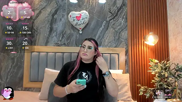 Snapshot of BellaPeers_ chatting on February 19, 11:28 am BellaPeers online show from February 19, 11:28 am