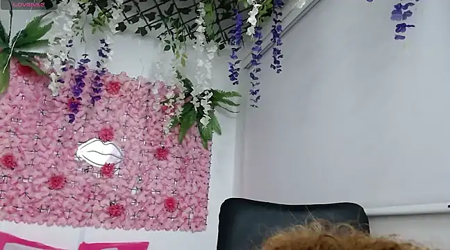 Snapshot of BLONDE_SEXYHOT chatting on February 10, 11:23 pm BLONDE SEXYHOT online show from February 10, 11:23 pm