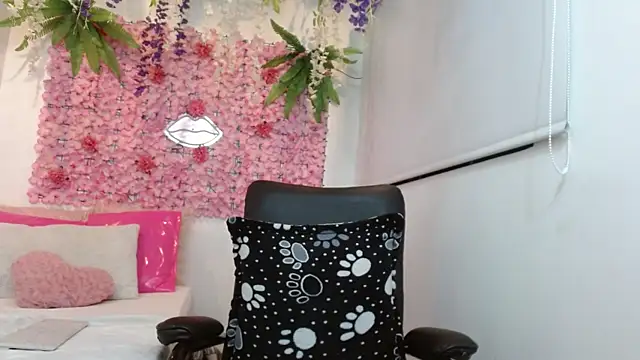 Snapshot of BLONDE_SEXYHOT chatting on October 4, 6:22 am BLONDE SEXYHOT online show from October 4, 6:22 am