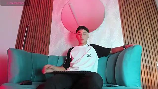 Snapshot of Austin_Cardieff chatting on February 15, 12:11 pm Austin Cardieff online show from February 15, 12:11 pm