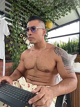 aaroncolombia online show from April 9, 4:12 pm