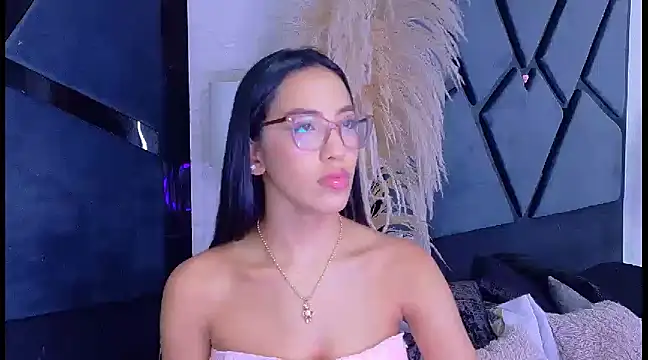 Snapshot of KylieWhite chatting on March 15, 12:24 pm KylieWhite online show from March 15, 12:24 pm