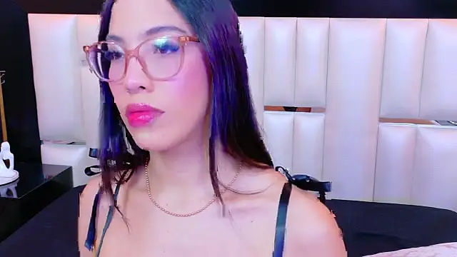 Snapshot of KylieWhite chatting on October 8, 6:11 am KylieWhite online show from October 8, 6:11 am