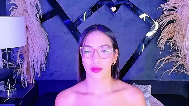 Snapshot of KylieWhite chatting on October 30, 7:43 am KylieWhite online show from October 30, 7:43 am