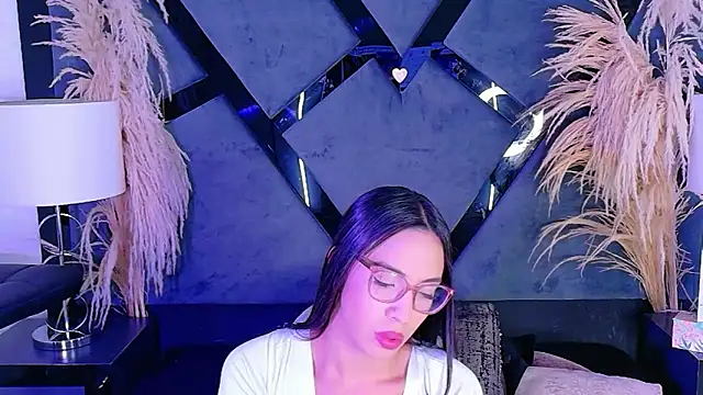 Snapshot of KylieWhite chatting on October 30, 8:53 pm KylieWhite online show from October 30, 8:53 pm