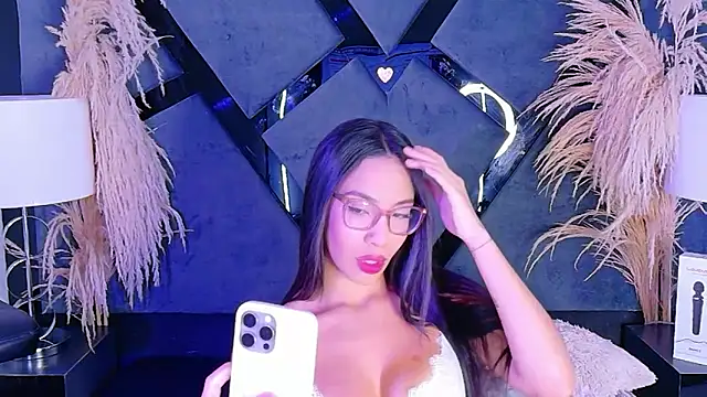 Snapshot of KylieWhite chatting on November 3, 1:12 pm KylieWhite online show from November 3, 1:12 pm