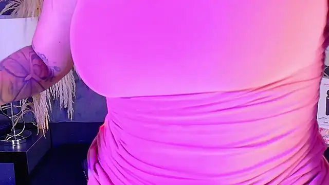 Snapshot of KylieWhite chatting on November 6, 8:15 am KylieWhite online show from November 6, 8:15 am