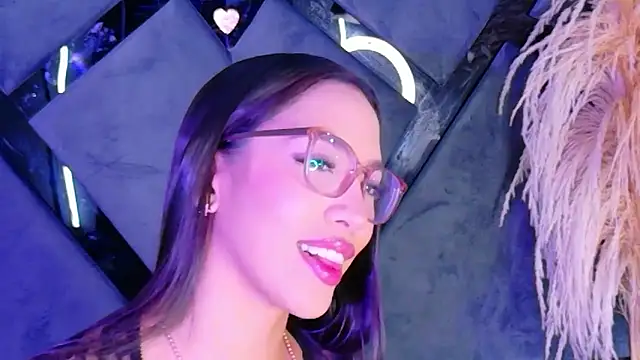 Snapshot of KylieWhite chatting on November 18, 2:43 pm KylieWhite online show from November 18, 2:43 pm