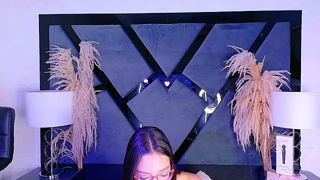 Snapshot of KylieWhite chatting on November 30, 1:37 pm KylieWhite online show from November 30, 1:37 pm