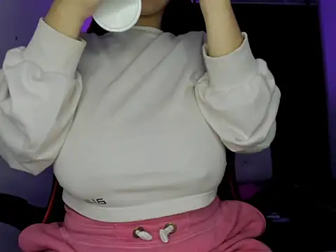 Snapshot of silviamilk chatting on November 25, 4:01 am silviamilk online show from November 25, 4:01 am