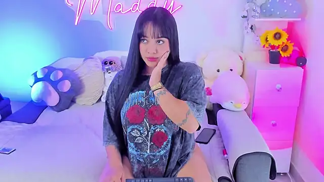 MaddyParisi online show from March 11, 5:05 am