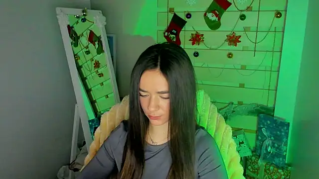 Snapshot of Bella_XO chatting on December 5, 8:12 am Bella XO online show from December 5, 8:12 am