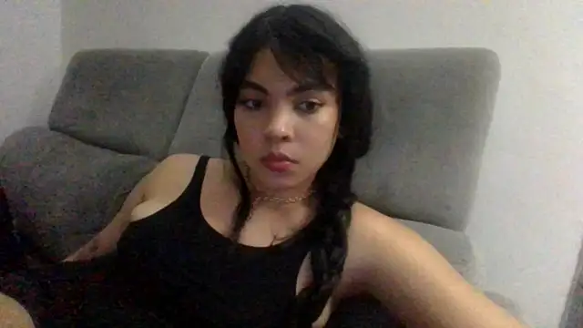 Snapshot of Kiri_Cutee chatting on December 12, 5:52 am Kiri Cutee online show from December 12, 5:52 am