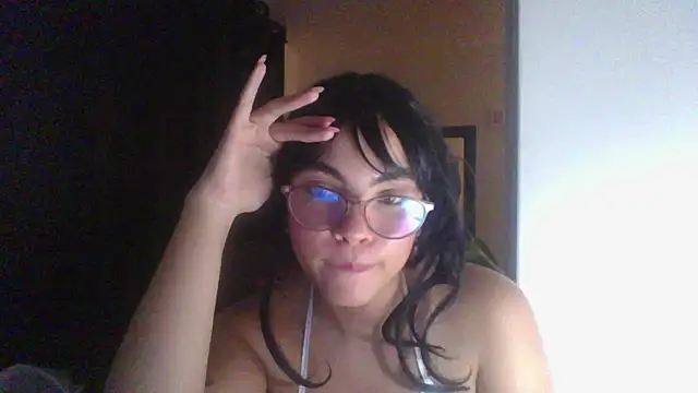 Snapshot of Kiri_Cutee chatting on February 14, 8:31 am Kiri Cutee online show from February 14, 8:31 am