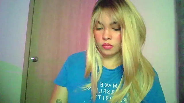 Snapshot of Kiri_Cutee chatting on October 9, 4:32 am Kiri Cutee online show from October 9, 4:32 am