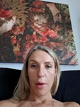 Snapshot of YourJuliena chatting on February 25, 12:45 pm YourJuliena online show from February 25, 12:45 pm