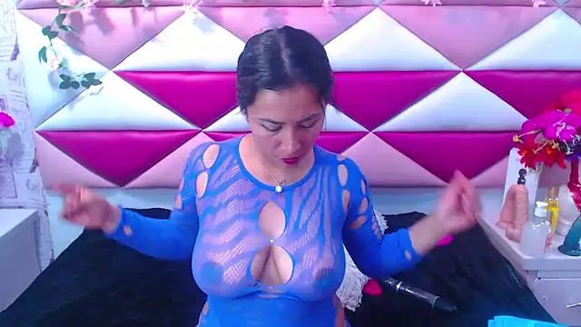 Snapshot of SalmaSantos chatting on February 23, 6:07 am SalmaSantos online show from February 23, 6:07 am