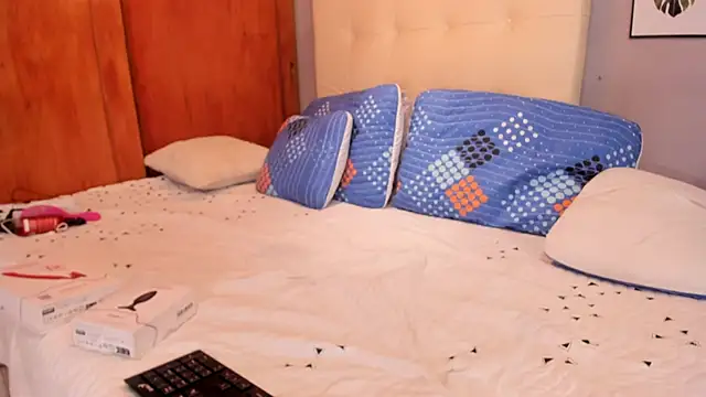 Snapshot of Maia_W10 chatting on November 13, 12:26 pm Maia W10 online show from November 13, 12:26 pm