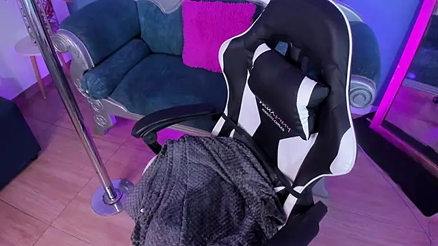 Snapshot of Red_star8 chatting on November 9, 11:19 am Red star8 online show from November 9, 11:19 am