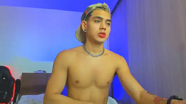 Snapshot of Stevenn_77 chatting on December 7, 4:36 pm Stevenn 77 online show from December 7, 4:36 pm