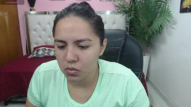 Snapshot of candiapole chatting on March 20, 12:43 pm candiapole online show from March 20, 12:43 pm